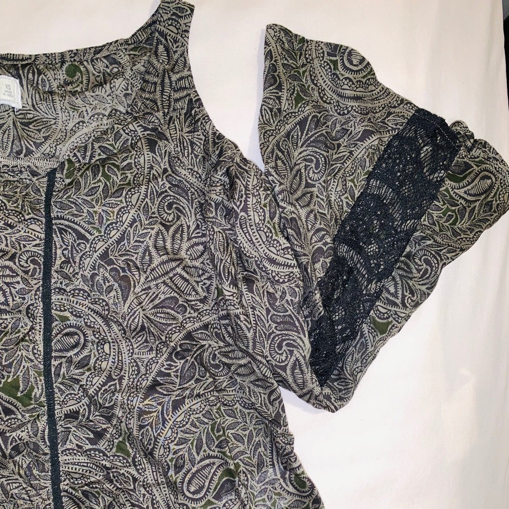 Open shoulder A&F blouse